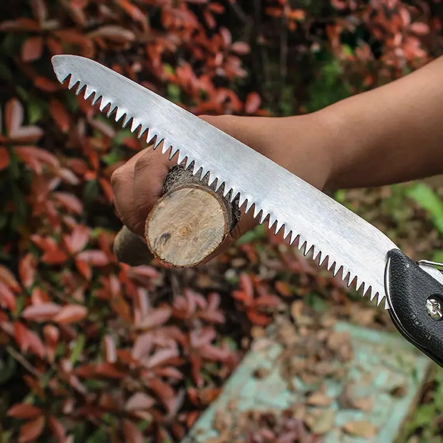 Pruning saw, folding, for cutting wood, PVC, and bone, ideal for gardening and camping. Pruning saw, folding, for cutting wood, PVC, and bone, ideal for gardening and camping.
